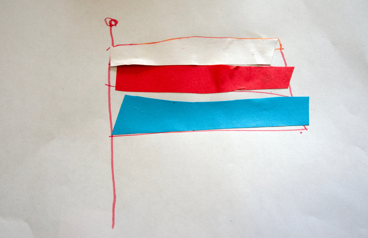 Пока я искала вдохновение, дочка уже сама сделала свою поделку. Цвета, конечно, малость перепутала, но для пятилетки простительно - и взрослые-то не всегда помнят правильную последовательность