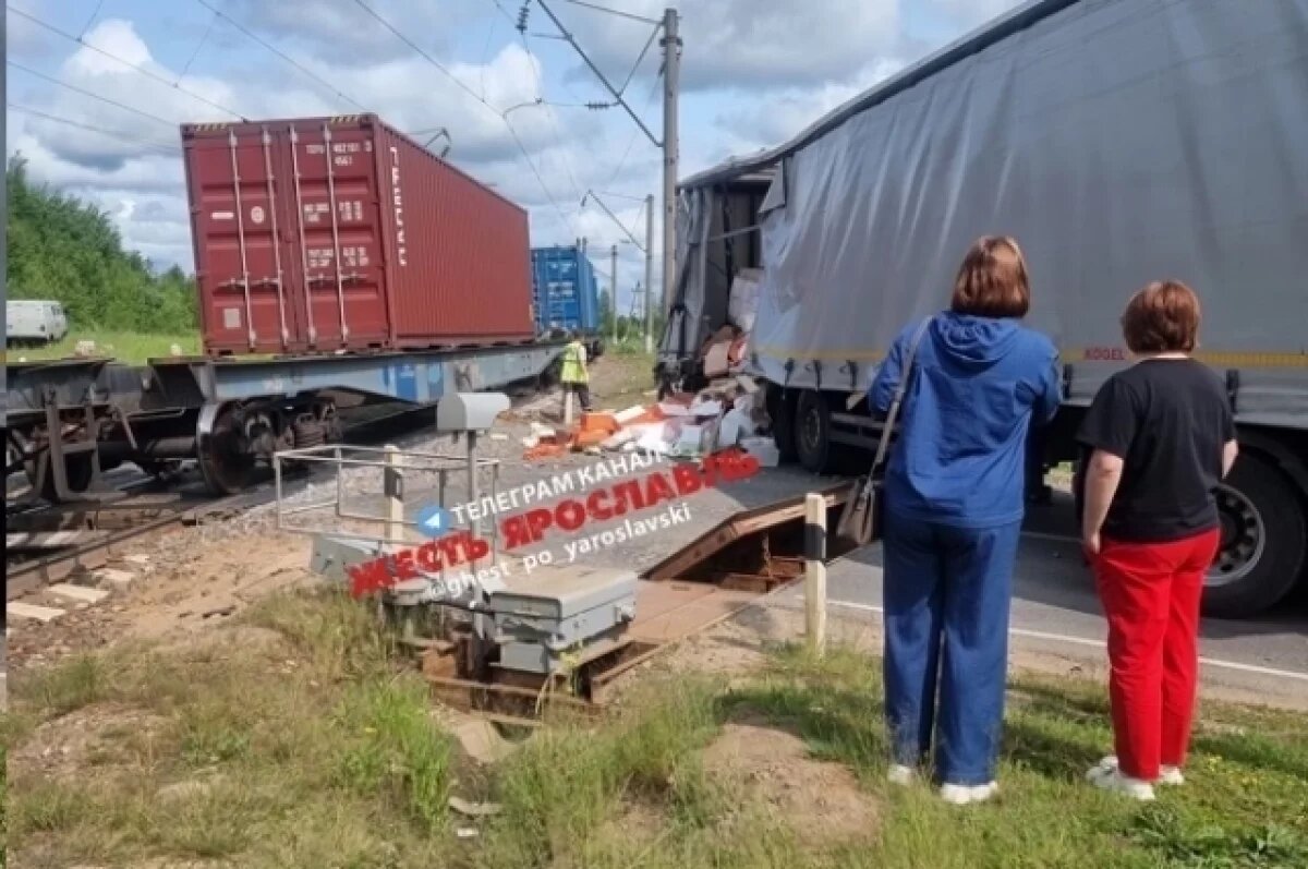    В Ярославской области грузовик попал в ДТП с поездом
