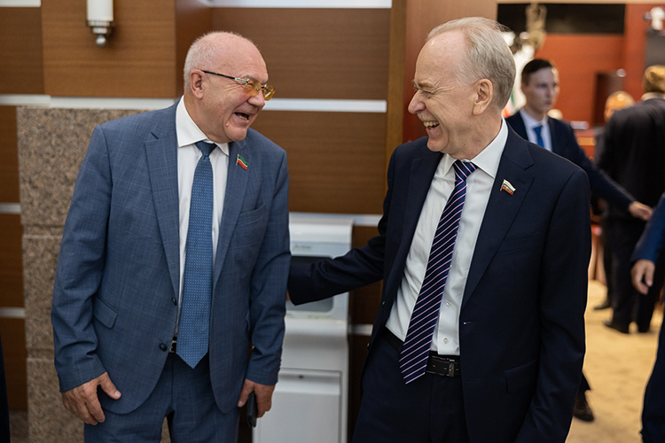    Началу политически важной сессии предшествовала суета и бурные обсуждения в холле Госсовета РТ.   
Фото: Сергей Елагин