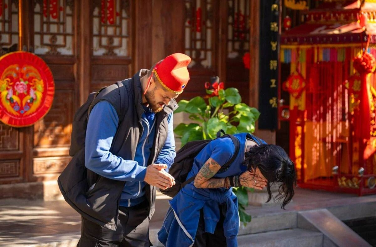 Кадр из шоу "Сокровища императора"/ ТНТ
