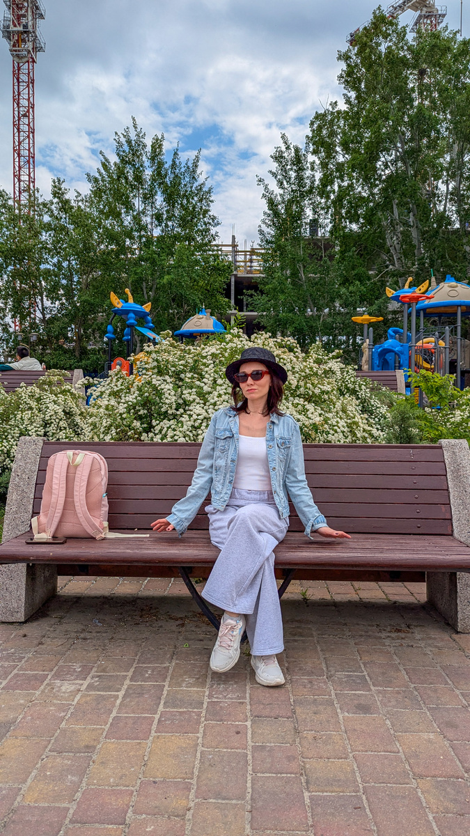 Зоны для отдыха, детские площадки, много зелени и цветов - этот парк настоящий оазис!