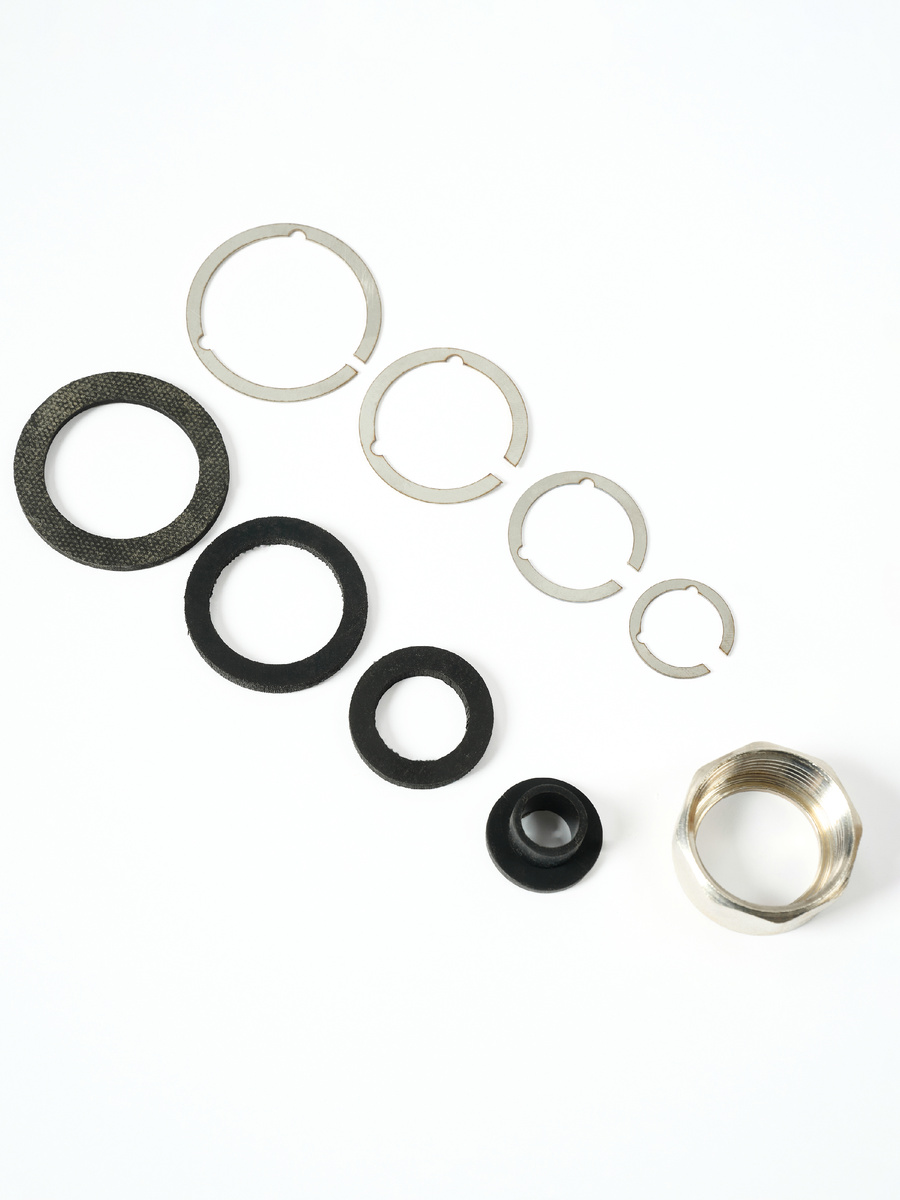 Гайка латунная - 2 шт.
Стопорное кольцо из нержавеющей стали - 2 шт.
Прокладка резиновая - 2 шт.
Комплект для вальцевания предназначен для изготовления Гибкой подводки из нержавеющей стали с накидными гайками.
Для изготовления вальцовочного края на гофрированной трубе используется Вальцеватель.