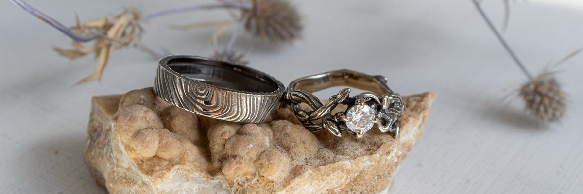 Обручальные кольца из белого золота с бриллиантом «Лайм»