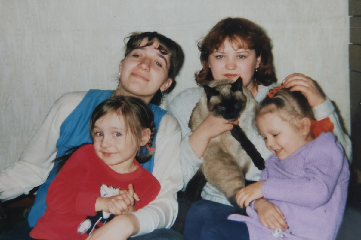 На фото Барсик на руках прежней хозяйки, а я со старшей дочерью слева