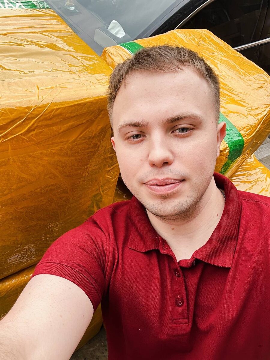 Я на фоне груза который готовится к отправке из Китая