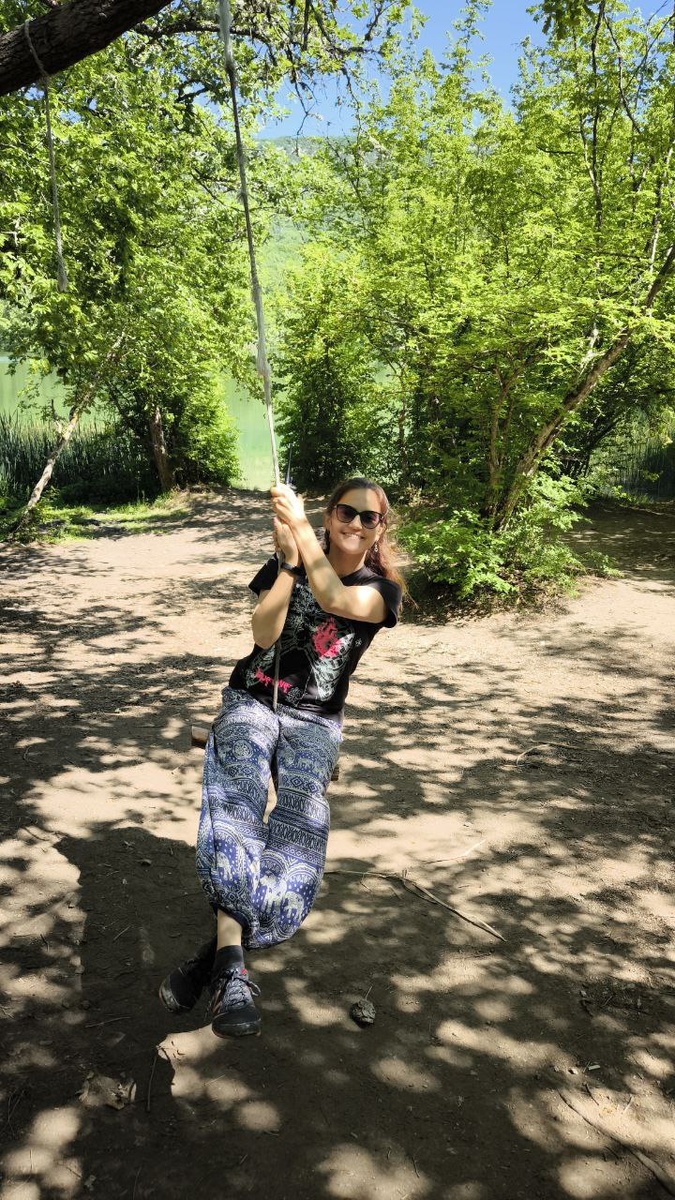 Я не смогла пройти мимо качелей, состоящих из палки, привязанной веревкой к дереву )