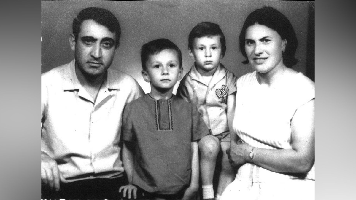 Братья Меладзе в детстве с родителями 
