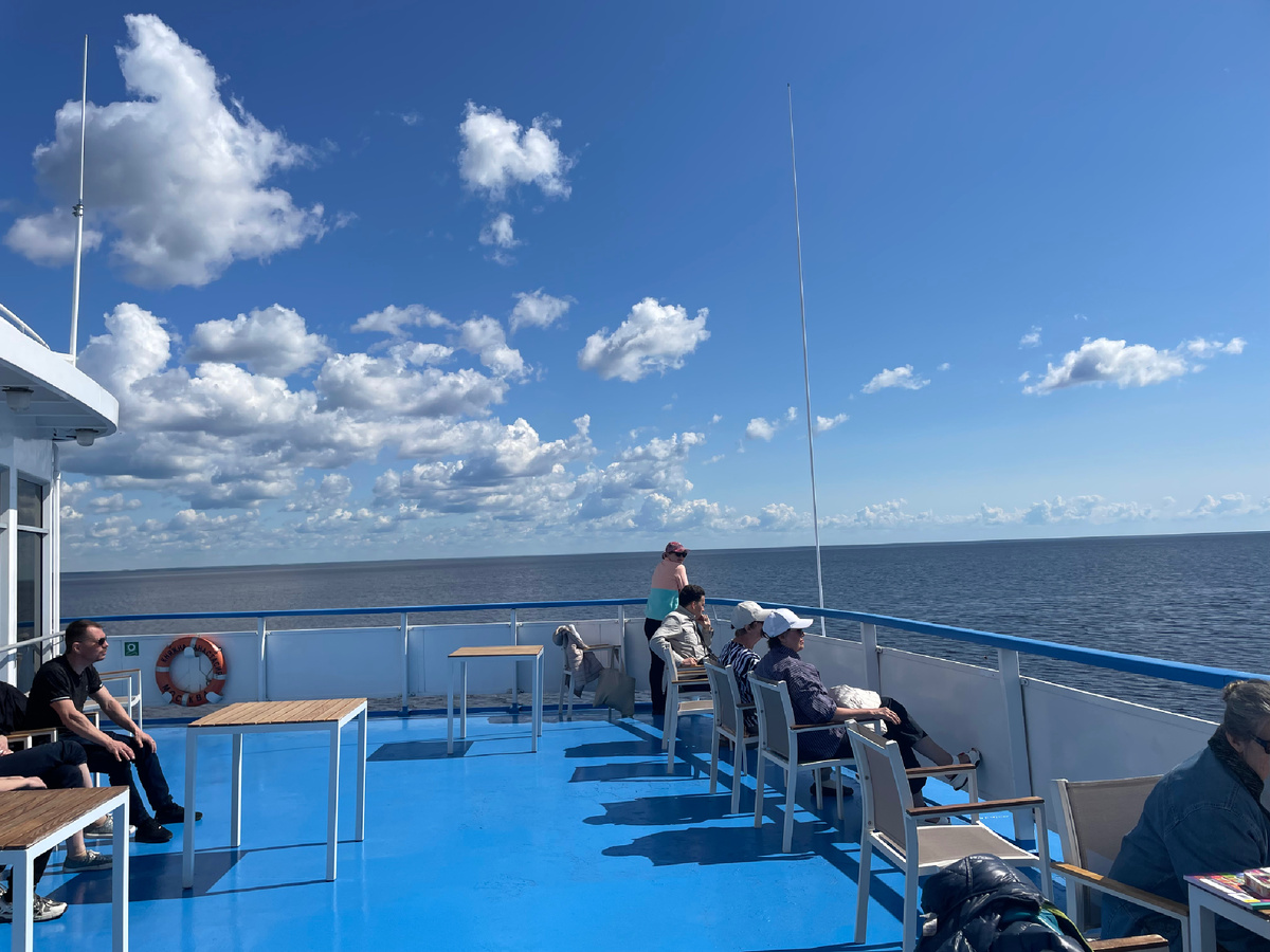 На теплоходе мне не встречалась суета или толпа. Как-то незаметно все распределяются так, что кажется, что теплоход пустой