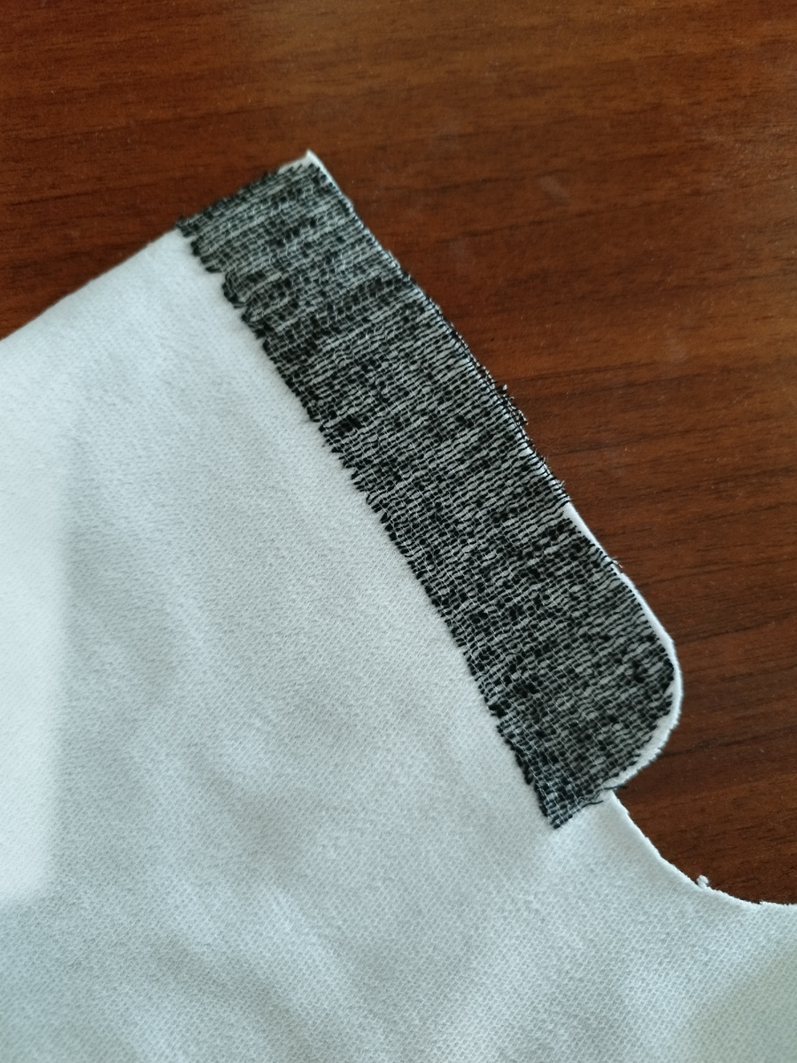 Укрепила дублерином. Под рукой оказался только темный, но футер не просвечивает, поэтому не критично