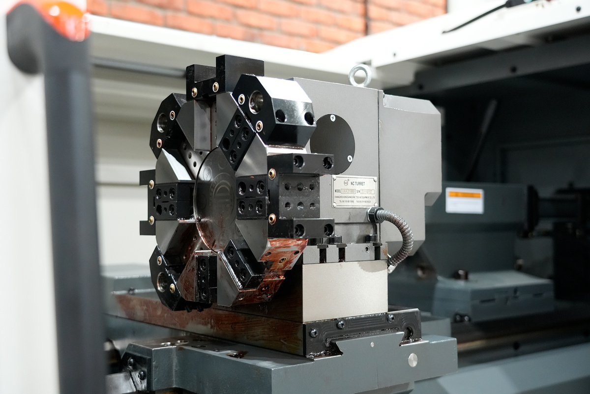 8-ми позиционный резцедержатель