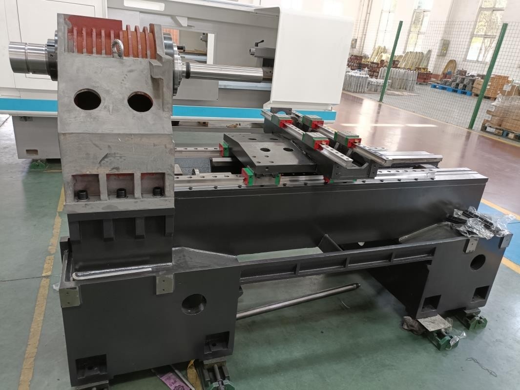 Цельнолитая станина из серого чугуна, подверженная термостабилизации.