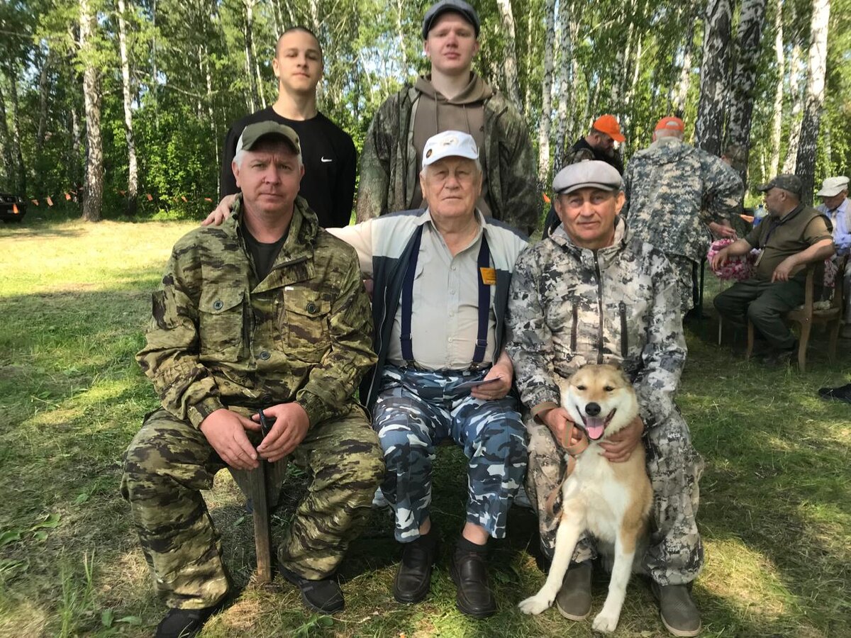 Г.И.Голиков (в центре) на Курганской выставке