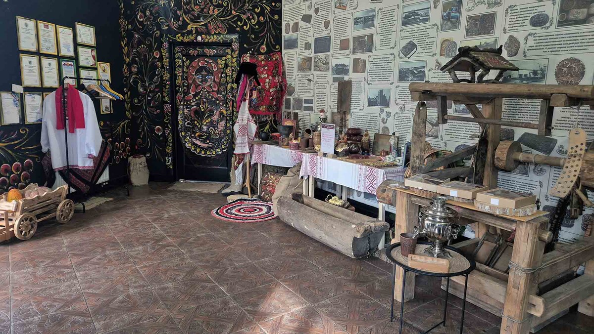 В кафе создали экспозицию из старинных пряничных досок и прочей крестьянской утвари. Листайте галерею, чтобы увидеть еще фото