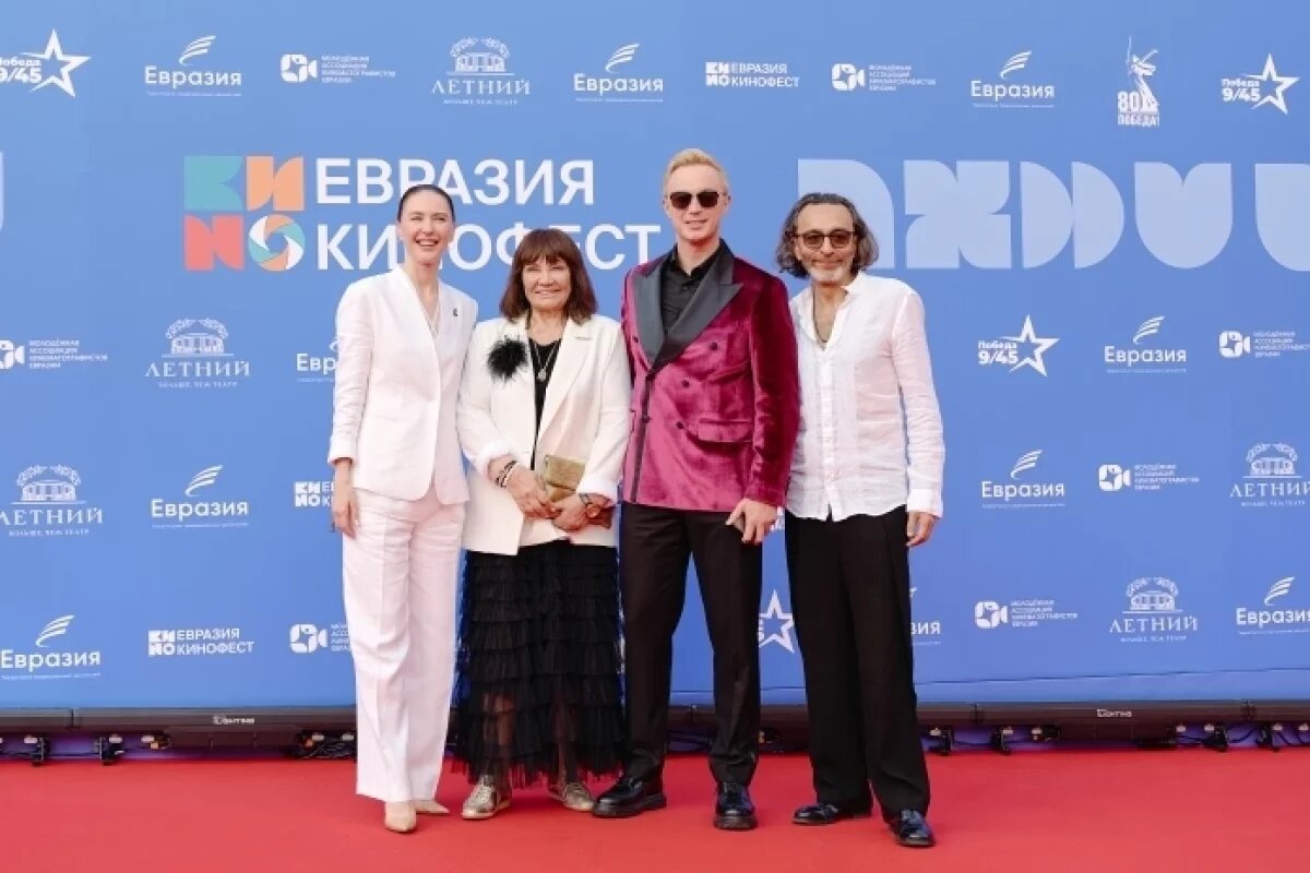    Народная артистка Лариса Лужина с первым заместителем председателя Комитета Госдумы РФ по просвещению, председателем Совета АНО «Евразия» Алёной Аршиновой и президентом фестиваля «Евразия-Кинофест», режиссером Джаником Файзиевым и актером Игорем Скрипко.