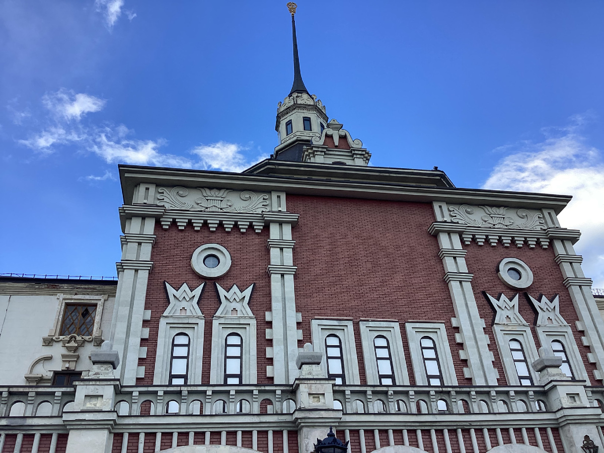 Вот она, ищите справа, если стоять лицом к Казанскому вокзалу. Фото автора.