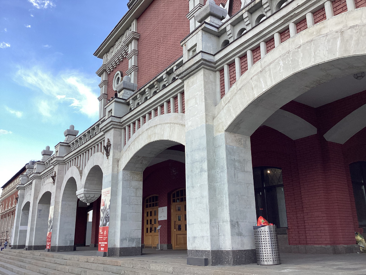 Вход в галерею. Фото автора.