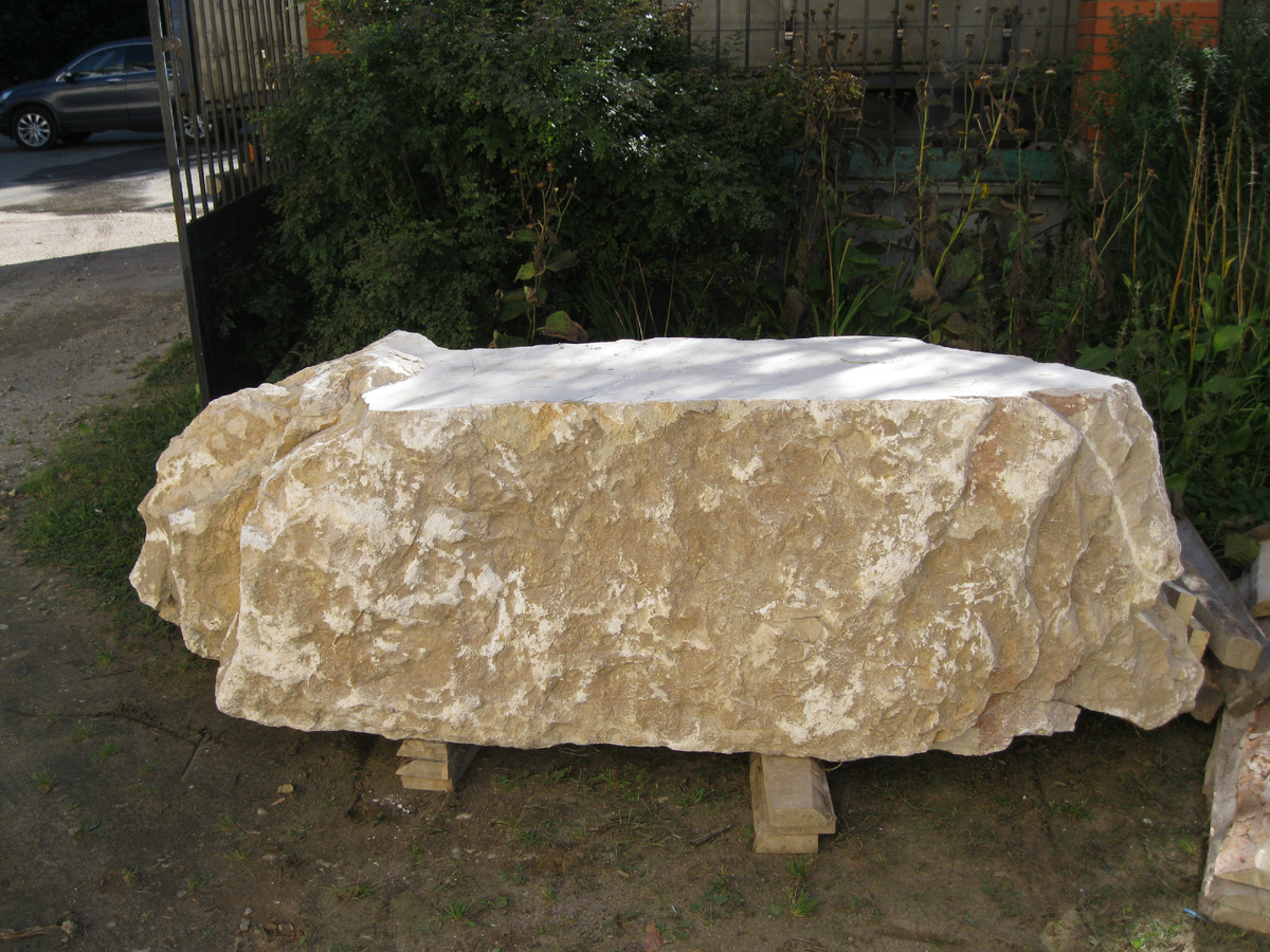 Один из камней на территории