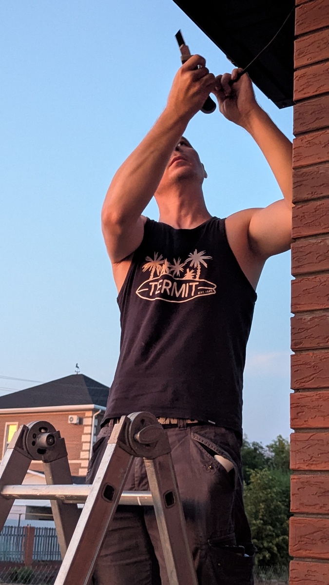 Муж советского образца: денег заработает, с ребёнком посидит, с электропроводкой разберётся