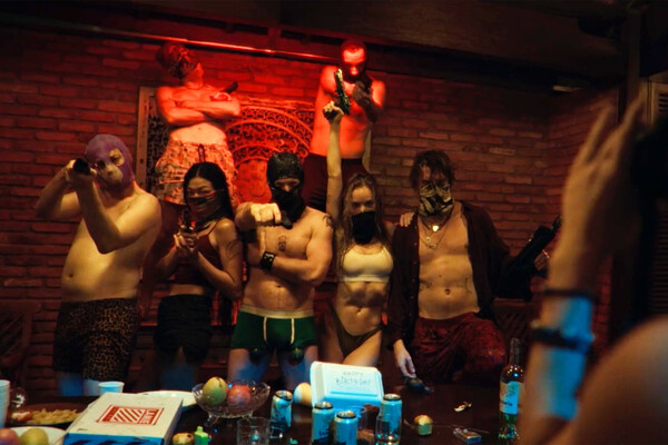    Кадр из сериала «Высокий сезон» / Okko