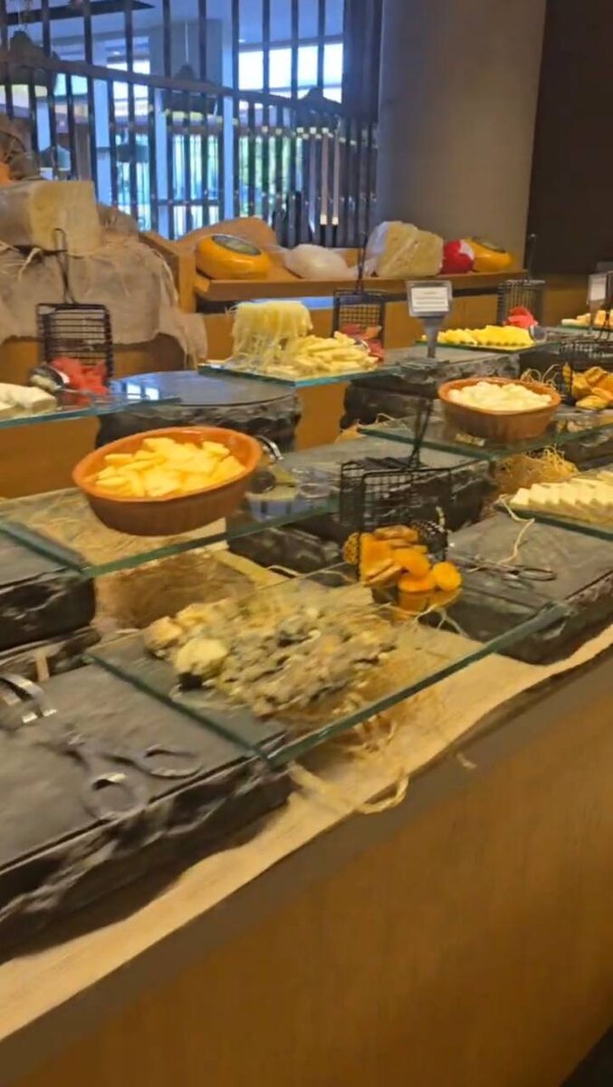 Вся карусель состоит из фотографий с шведского стала главного ресторана на завтраках. 