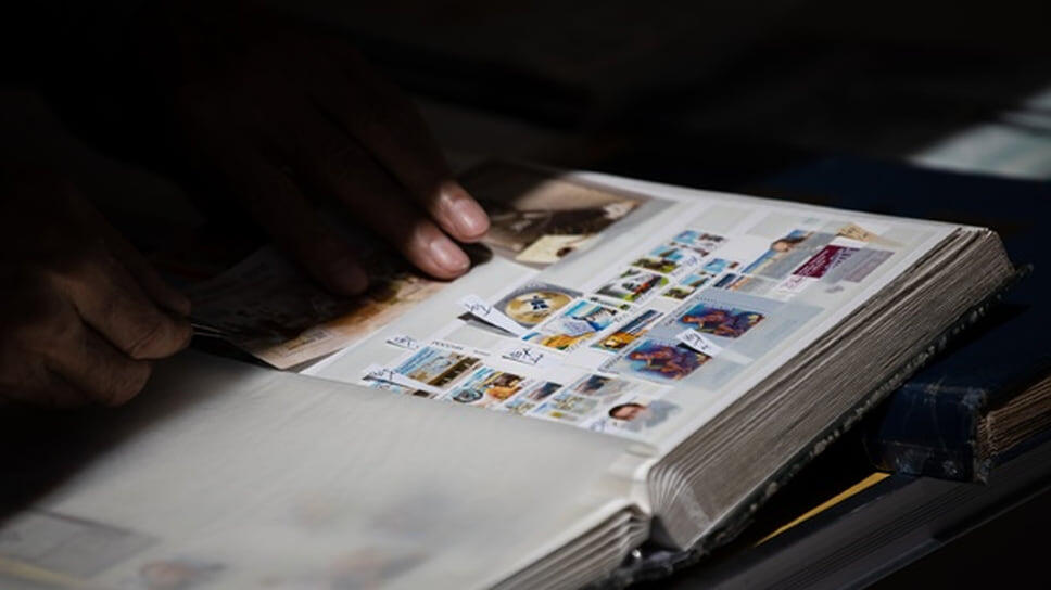 Посетитель ярмарки с альбомом с марками в руках.📷Фото: Ксения Федорова, Коммерсантъ / Коммерсантъ