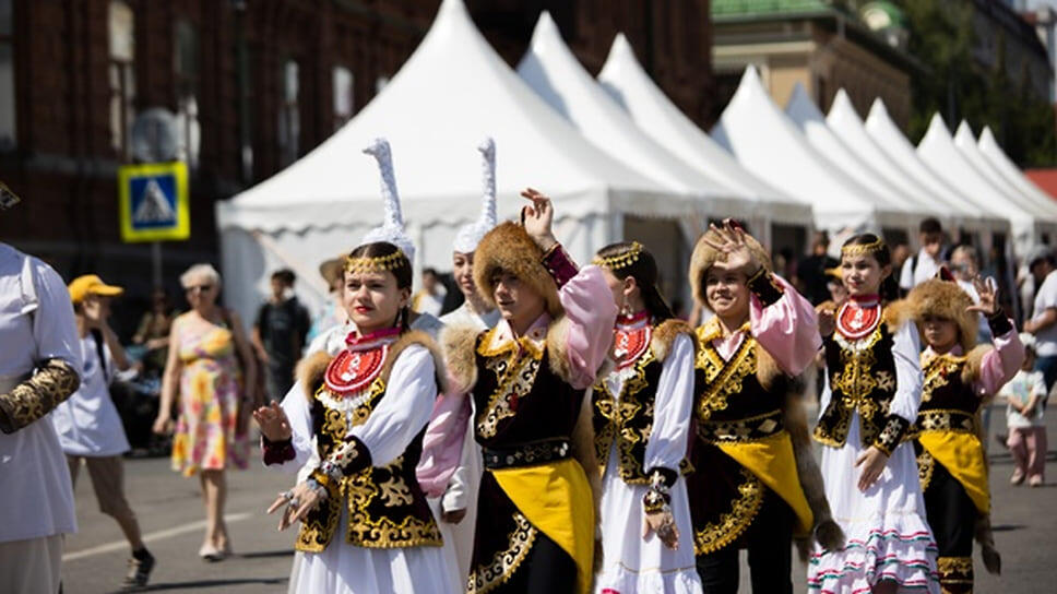 Участники фестиваля в национальных костюмах.📷Фото: Ксения Федорова, Коммерсантъ / Коммерсантъ