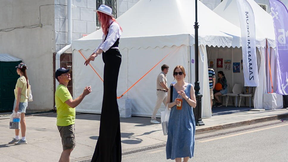Гости и артисты ярмарки.📷Фото: Ксения Федорова, Коммерсантъ / Коммерсантъ