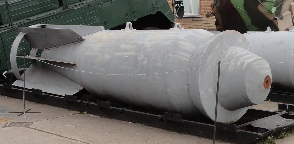 9,4 тонны чистой радости. Таков наш ФАБ-9000 М55, принятый на вооружение 11 июня 1955 года. Фото музей ГНПП "Базальт".