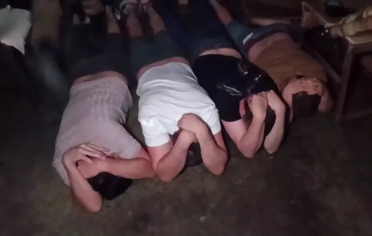    В замаскированном подвальном помещении семеро мигрантов изготавливали крупные партии сигарет.