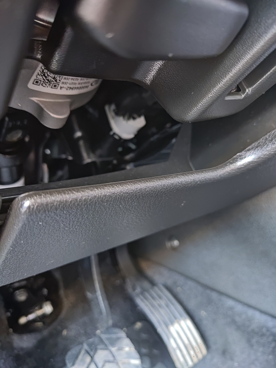 Белая - это датчик тормоза или лягушка