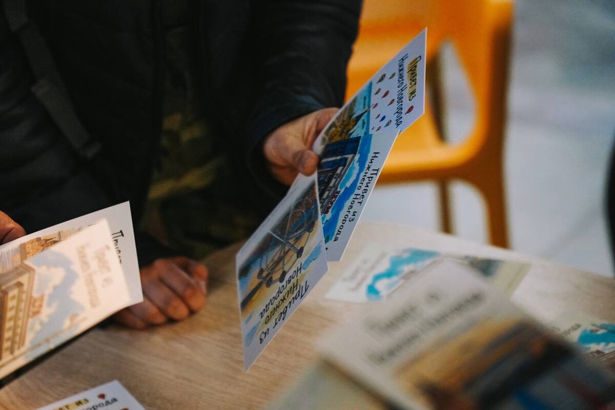 В подарок всем участникам экскурсии ЦУМ дарит авторские открытки