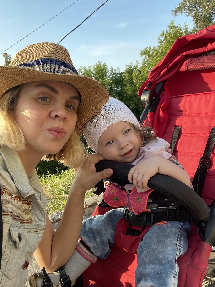 Наши традиционные прогулки с Юлей пока старшие на гимнастике. Эх, буду 2 месяца скучать по ним!