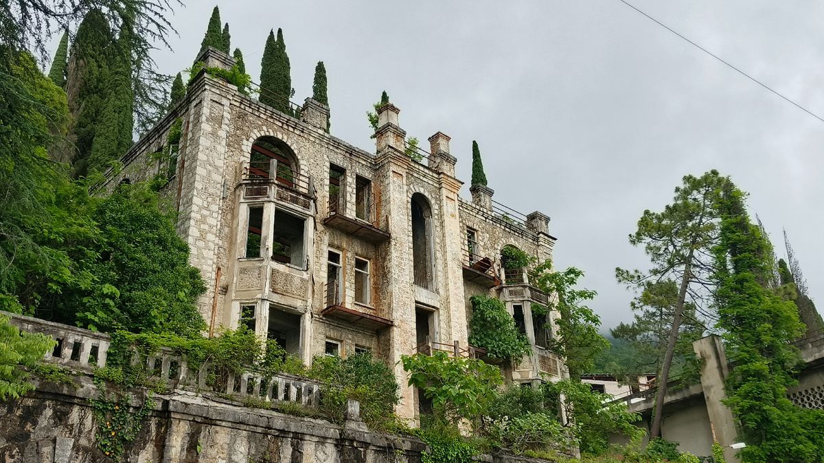 Здание бывшего медицинского корпуса санатория "Скала" в Старой Гагре. Июнь 2025. Фото автора.