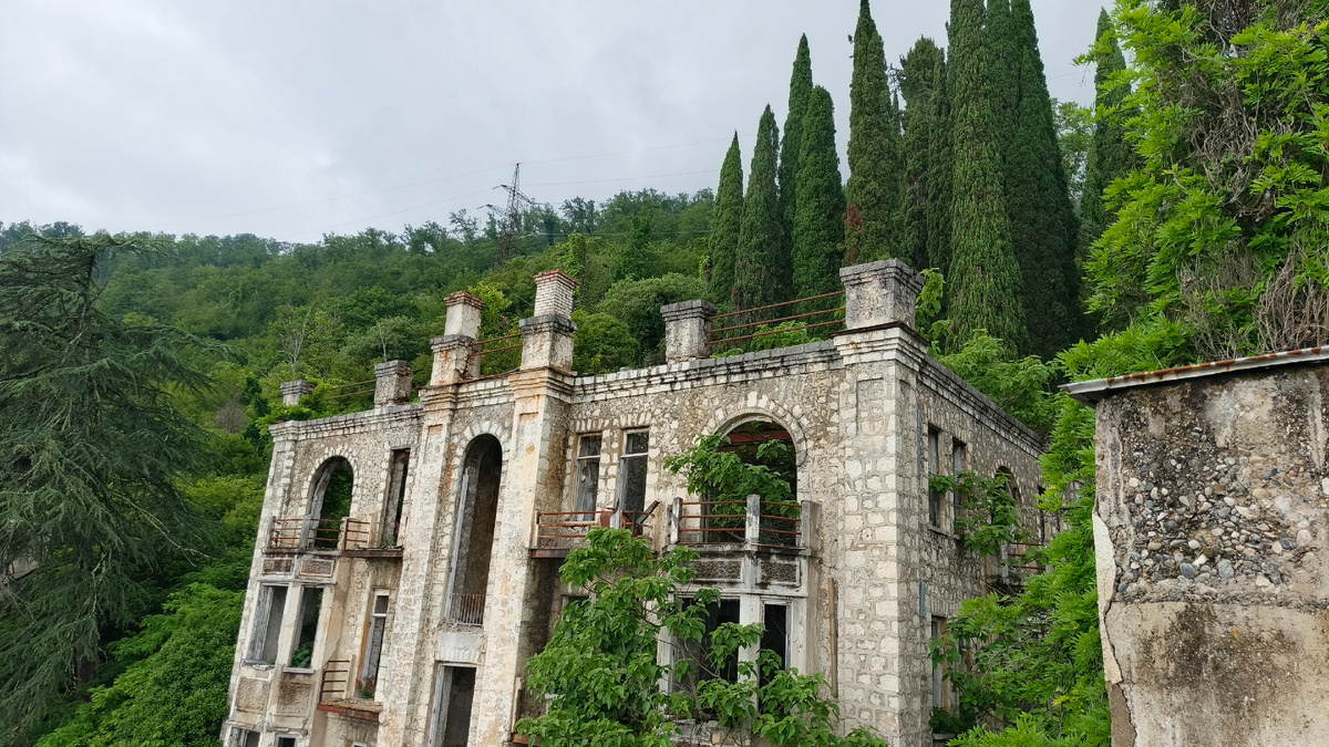 Здание бывшего медицинского корпуса санатория "Скала" в Старой Гагре. Июнь 2025. Фото автора.