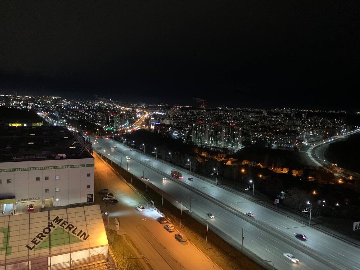 Классный вид на ночную Уфу с крышной парковки ТЦ Планета