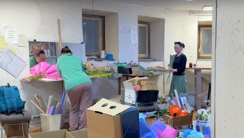    Сотрудницы нелегального цветочного склада в подвале жилого дома на Лиговском проспекте, июнь 2025 года. Автор фото: Пресс-служба комитета по контролю за имуществом Петербурга