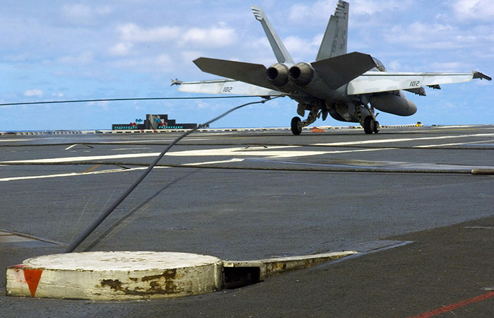 Посадка на авианосец при помощи крюка./ Фото: wikipedia.org