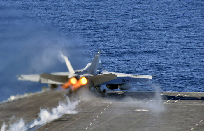 Взлёт палубного истребителя./ Фото: dzen.ru