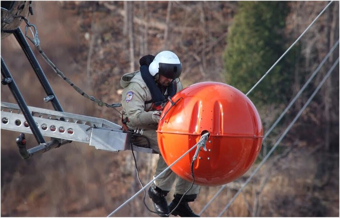 Зачем на линии электропередач подвешивают огромные шары