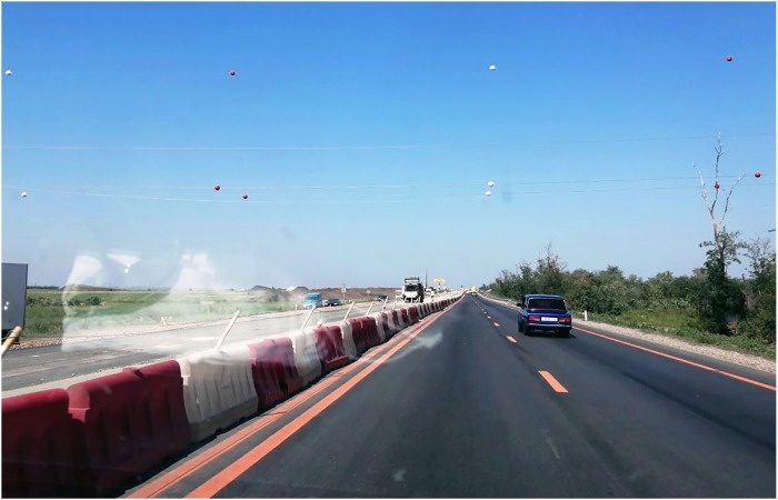 Работая кранами возле ЛЭП, главное - не допустить касания проводов. / Источник: don24.tv