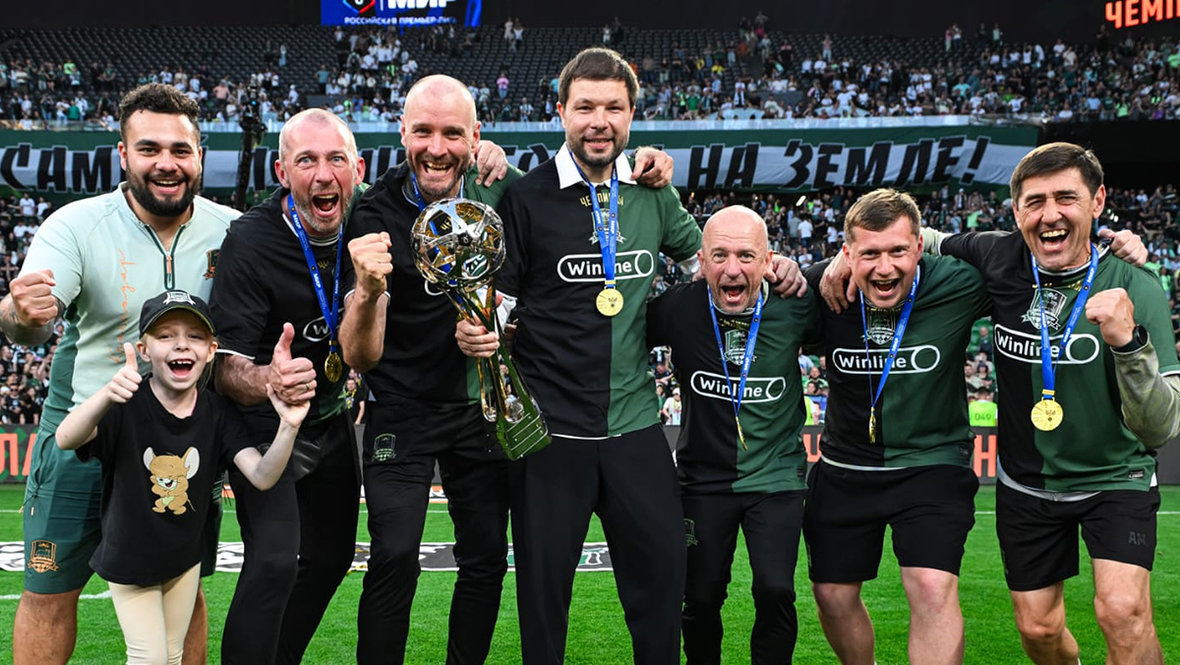    Михаил Савченко (второй слева) и Мурад Мусаев (четвертый слева) с трофеем за победу в РПЛ.ФК «Краснодар»