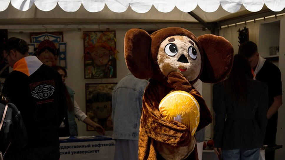 Ростовая кукла в виде Чебурашки на фестивале.📷Фото: Ксения Федорова, Коммерсантъ / Коммерсантъ