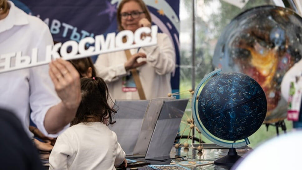 Маленький посетитель фестиваля.📷Фото: Ксения Федорова, Коммерсантъ / Коммерсантъ