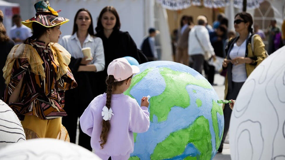 Девочка, разукрашивающая макет Земли.📷Фото: Ксения Федорова, Коммерсантъ / Коммерсантъ