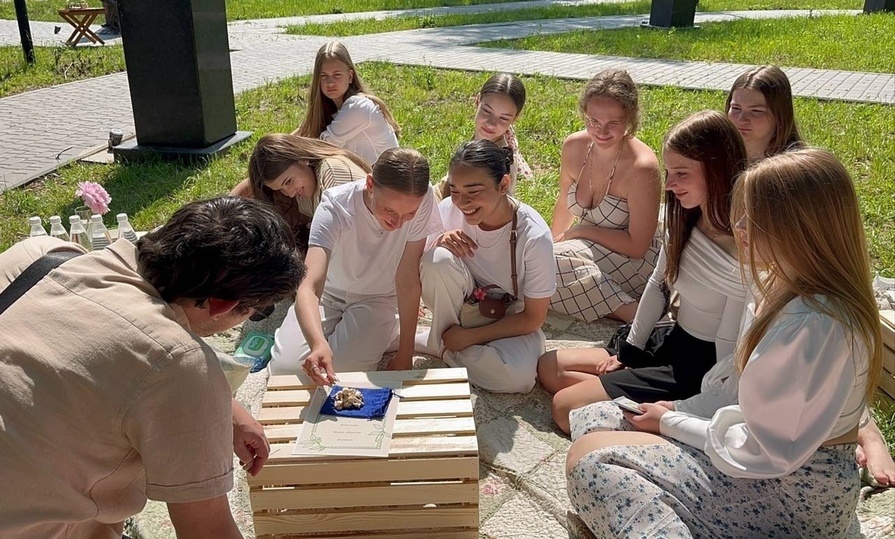     Игра в бирюльки оказалась увлекательным занятием. Фото: Администрация города Мичуринска.