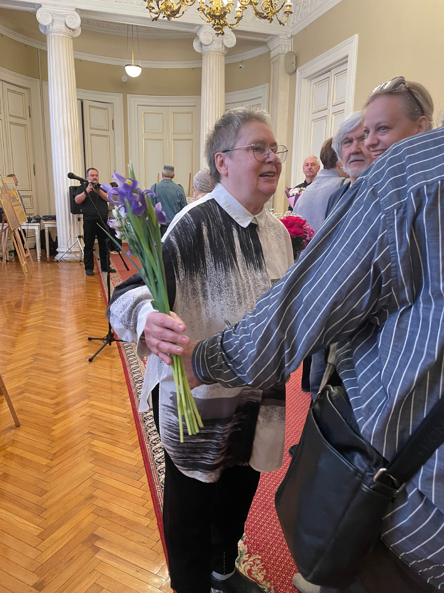 Художник Вера Лихачева на вернисаже выставки «Наша Родина» в Мариинском дворце 