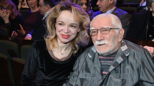    Армен Джигарханян с Виталиной Цымбалюк-Романовской. Фото Екатерина Чеснокова / РИА Новости