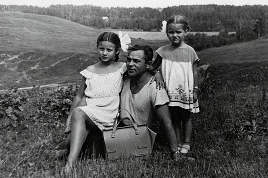 Наталья Варлей со своим отцом Владимиром и сестрой Ириной