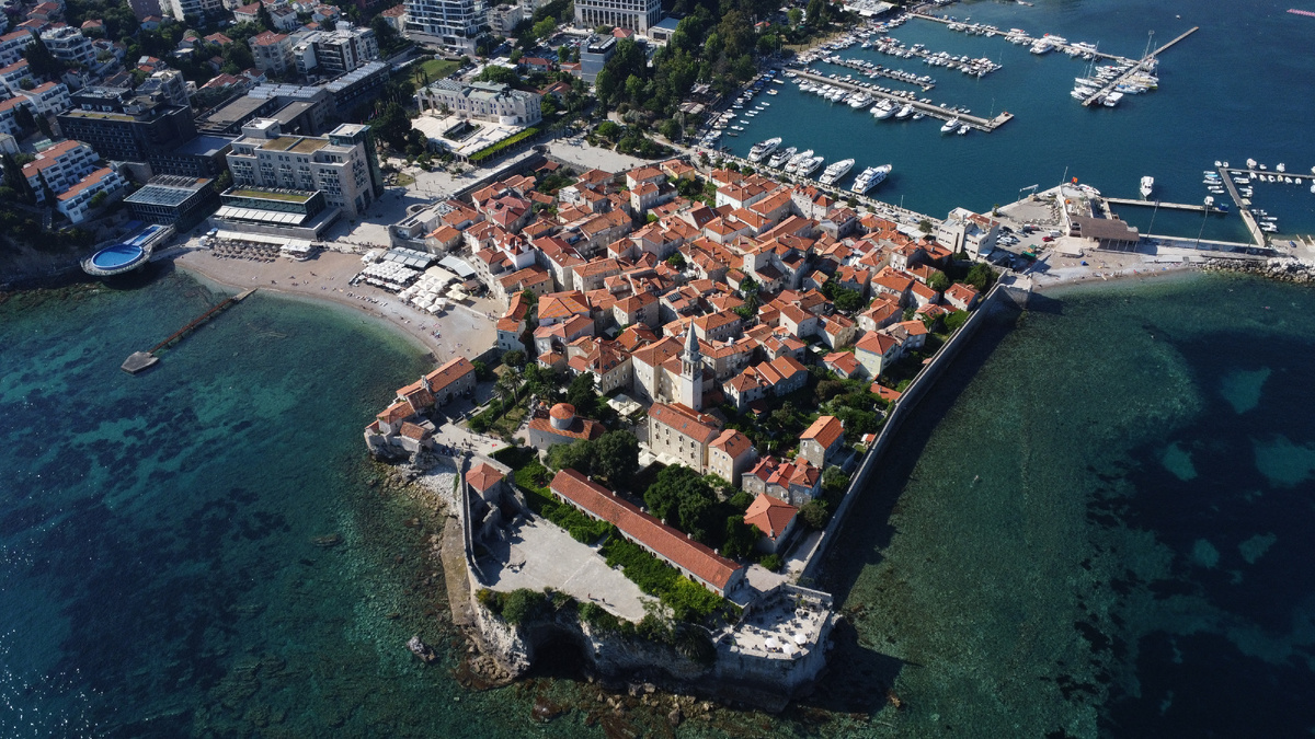 Здесь и далее - фото автора с дрона из июньской поездки в Черногорию.