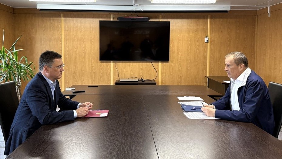    Зампредседателя правительства РФ Александр Новак и губернатор Ленобласти Александр Дрозденко (слева направо) во время рабочей встречи в июне 2025 года. Автор фото: government.ru